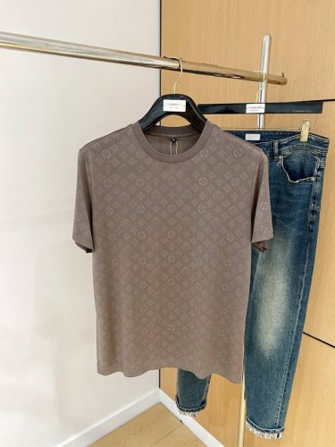 lv25Ss春夏 新品 定制蚕丝面料丝滑透气！时尚经典圆领短袖时尚单品设计，更加时尚舒适，高标准定制，上身非常有型，胸前品牌经典Logo 图案 客供辅料，客供进