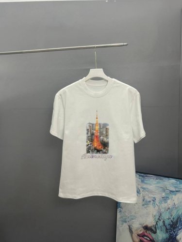 Balenciaga巴黎世家2025春夏经典印花圆领短袖T恤采用280克双纱精棉，衣服偏厚使整体高透气和柔软性，高版本，三标齐全！男女同款 颜色：白色 黑色 -