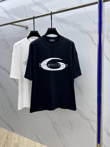 Balenciaga*巴黎 2025Fw春夏新品圆领打底外穿T恤，立体感Logo微廓形半袖，活性纯棉打底T恤，棉，手感面糯有骨感，柔而有韧性。工艺处理，韧性和抗