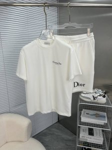 Dior迪奥 2025新款套装采用客供独家进口定制面料 面料表面非常有质感显而易见 上身透气轻薄十分舒适 细节处彰显设计特色与精湛工艺 整体细节美妙绝伦 整体款