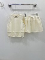 monce*25新款套装 无袖上衣松紧腰短裙组合 下摆网格设计 经典章仔贴布刺绣 爆款来袭 人人都能驾驭Ins风懒人卫衣套装。时髦运动风，本期为大家带来的懒人套
