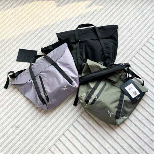 始祖鸟 Arcteryx Granville Shoulder大号斜挎包 尺寸：39*10*30Cm 黑色 岩霜紫 绿色 Arcteryx 始祖鸟 Granvi