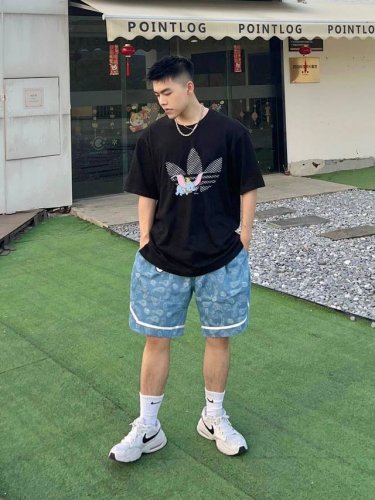 上新！Adidas阿迪达斯三叶草元素碰撞，超级吸睛！ 情侣款圆领短袖T恤，全部采用上等原料，质感好颜色鲜明！ 这种款式上身回头率超高！基础款的圆领Tee,男女均