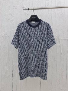 dio* 迪奥25Ss新款提花字母针织衫 这款针织 衫饰以经典的 Oblique 印花。采用灰色、蓝色和黑色棉质提花面料精心制作，直筒剪裁，罗纹细节更加精致。可