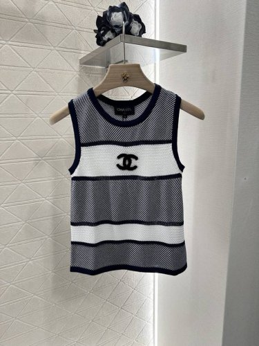 chane*2025新品上架 条纹针织背心 定制Yb羊毛纱线织造 柔软亲肤 舒适有型 背心剪裁 领口恰当露肤 美化头肩比例更显瘦 通体两色条纹碰撞形成层次感 领