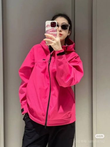 高版本完美复刻 Kolon Sport可隆25年新品应季冲锋衣 明星胡歌刘诗诗同款！ 硬壳冲锋衣定制辅料，采用了E3D剪裁，满足人体工程学三维设计，运动起来更加
