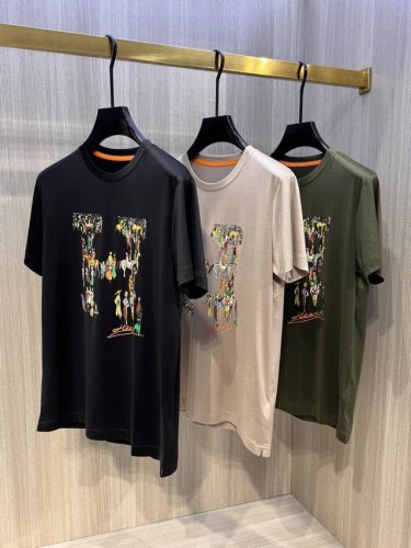 型号Hs025#，爱马家 2025春夏最新骑士骏马印花男士圆领T恤衫，独具匠心的创作：胸前极具代表性的古典骑士骏马图案，组成了标志性的 H 字样，是那么自然又那