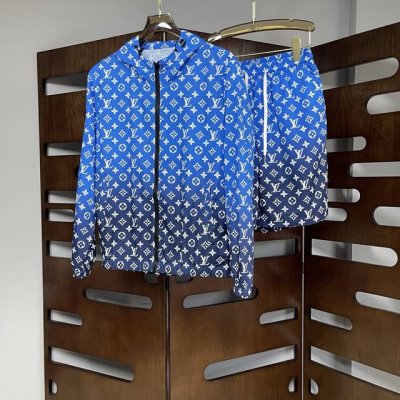 pins Louis Vuitton 路易威登 经典款防晒外套短裤套装！表层光滑，网眼内层舒适透气，耐洗不易变形，实打实品质！拼接4杆技术，德国尼龙，轻薄方便，