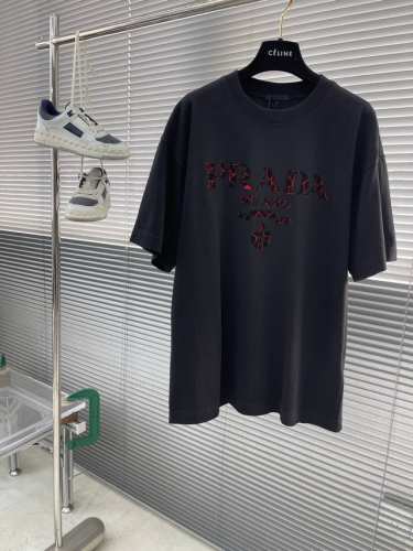 prad 2025新款裂纹T恤 红色立体Logo 如同被熔岩挤压 随时要冲破出来 时髦感爆棚 双层螺纹领口 肩部通肩压条 280G纯棉面料 男女同款 码数：S-