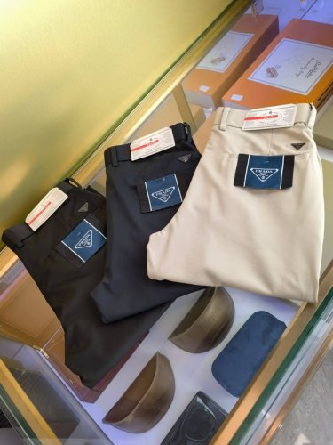 普拉达 2670春夏新品 专柜有售 实体店极品休闲裤专柜原版1:1好货，适合各个年龄段。市场最高版本的欧洲进口面料。舒适柔软亲肤，上身效果超级棒时尚百搭，笔挺有