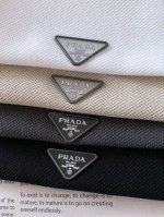 prada 普拉达 2025Ss春夏新品 很有细节亮点，经典款翻领短袖T恤衫 做工与面料，让这款经典实穿百搭，采用进口珠地面料，表面有着温润的光泽感，有微微的弹