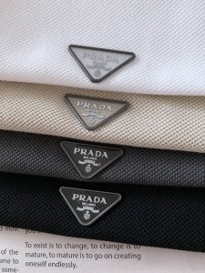 prada 普拉达 2025Ss春夏新品 很有细节亮点，经典款翻领短袖T恤衫 做工与面料，让这款经典实穿百搭，采用进口珠地面料，表面有着温润的光泽感，有微微的弹