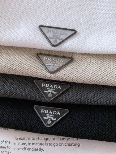 prada 普拉达 2025Ss春夏新品 很有细节亮点，经典款翻领短袖T恤衫 做工与面料，让这款经典实穿百搭，采用进口珠地面料，表面有着温润的光泽感，有微微的弹