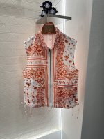 fend*2025新品上架 定位印花马甲短裤套装 定制Yb进口防晒材质 自带防晒指数 质感光泽 微挺有型 短款拉链马甲短裤套装 通体白色打底 满印定位红橙色系碎