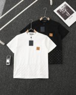 160（顶级复刻） lv 驴家 2025新款 下摆浮雕发泡字母Logo 胸前口袋定制皮章 男女同款 短袖T恤 ·定制280克100％双纱纯棉面料 ·定染32支双