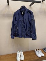 prada、25年春夏官网最新款立领外套 秀场新品，专柜可循环再生尼龙面料。上身有质感，任意洗涤不变形 ，顶级设计师巨作，原版五金，简单时尚奢华极致，处处细节显