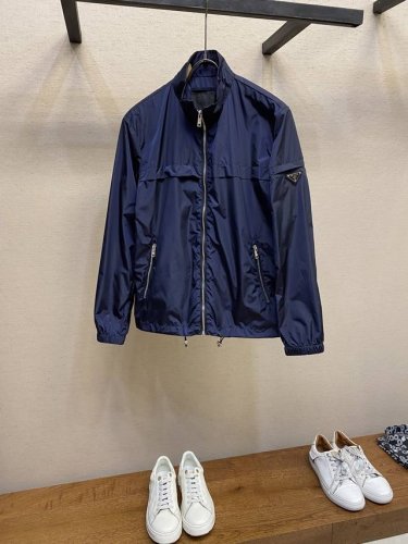 prada、25年春夏官网最新款立领外套 秀场新品，专柜可循环再生尼龙面料。上身有质感，任意洗涤不变形 ，顶级设计师巨作，原版五金，简单时尚奢华极致，处处细节显