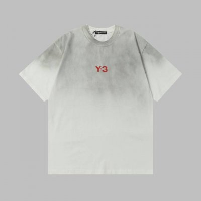 y-3 新款短袖 采用定制定染面料，300 克重 胸前的红色“Y 3”标志超醒目，简约中藏着大时尚，轻松拿捏潮流感 宽松版型舒适度拉满，随便一穿就很有范 颜色：