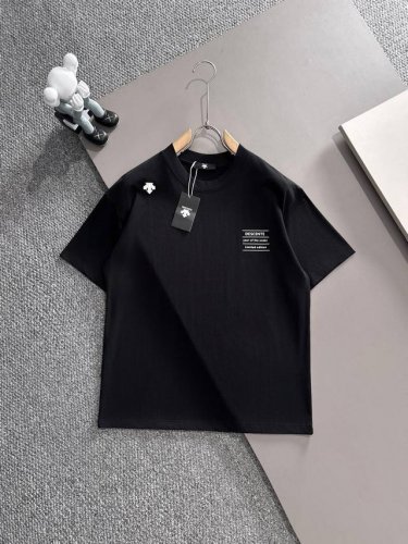 descente迪桑特* 2025春夏款上新 原高版本 蒙口 面料采用270克高密度纯棉 不变形 不缩水 工艺介绍： 冚肩发泡印花工艺＋胸口印花 颜色： 黑色