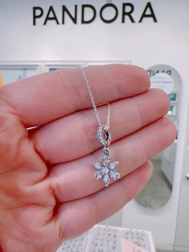 pandora永恒之美花朵项链 原单级别 晶莹剔透的花朵造型 放佛雪花一般 每一朵花瓣都有锆石镶嵌 精致又闪耀 四季百搭 925纯银材质 二维码可扫 配全套礼盒