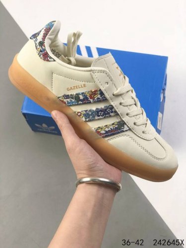 真标带半码 阿迪达斯Adidas Gazelle Indoor 三叶草休闲防滑耐磨低帮板鞋 鞋头出色设计 塑就出众贴合感 稳固的后跟贴合足部曲线设计 软弹舒适