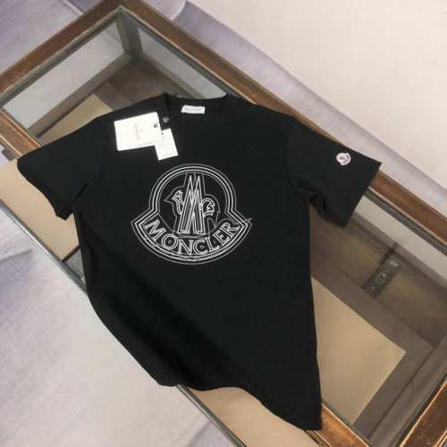 Cmoncler 蒙口 2025夏季新款短袖T恤 蒙口品牌，以精湛的工艺和独特的设计，赢得了广大消费者的喜爱。这款夏季新款T恤，以其立体重影字母设计展现出品牌的