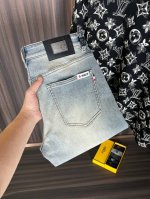 蒙口 新款来袭2680新春爆款新品 专柜有售 实体店极品牛仔裤专柜原版1:1好货，适合各个年龄段。市场最高版本的欧洲进口面料。舒适柔软亲肤，上身效果超级棒时尚百