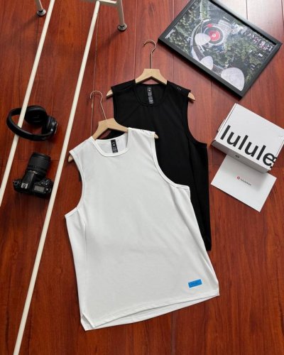 供 原单品质 原版原盒 lululemon 露露夏季速干越野跑步健身背心 今天推荐给大家的这款背心 看似基础 实则面料和版型裁剪都十分的考究和严谨 强效吸湿 速