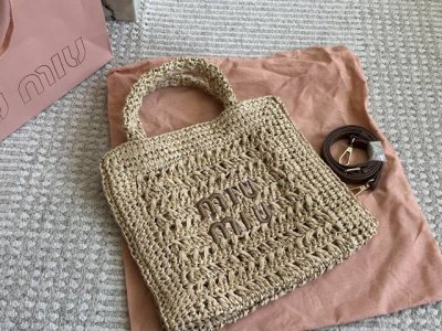 miumiu拉菲草托特杏色 这个真的让你们等很久了容量超级大，能让你装上出门必需品可以装重要物品喔 #Miumiu 28*26