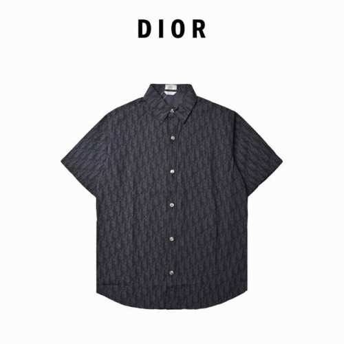 dior 迪奥 满印提花牛仔短袖衬衫 这款外套衬衫从日本古老纺织工艺汲取灵感 重新诠释标志性的 Oblique 印花 采用海军蓝色和黑色棉质牛仔布精心制作 胸前