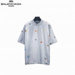 Balenciaga 巴黎世家 25Ss 水果贴纸印花破洞短袖 面料采用进口机器织造而成，布面纹路的独特性创造出完美的成衣效果 面料采用净布260克重 ；搭配3