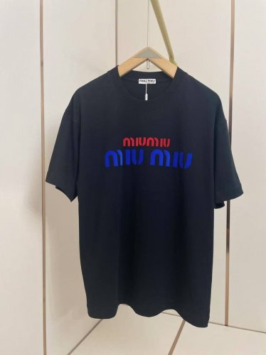Miumiu2025新款植绒字母T恤 红蓝撞色设计 简约百搭 双层螺纹领口 肩部通肩压条 280G纯棉面料 黑白双色 男女同款码数S-Xxl