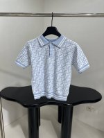 25春夏新品羊毛polo衫 柔软羊毛面料制作 饰有全幅Ff刺绣图案 polo领口 纽扣开合 撞色条纹袖口和下摆 弹力修身版型 推荐入手 ：天蓝色 ： Sml