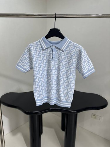 25春夏新品羊毛polo衫 柔软羊毛面料制作 饰有全幅Ff刺绣图案 polo领口 纽扣开合 撞色条纹袖口和下摆 弹力修身版型 推荐入手 ：天蓝色 ： Sml