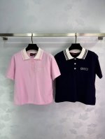 Gucc*25春夏新款针织翻领短袖 翻领三排扣字母Logo纽扣装饰 经典字母Logo刺绣点缀 下摆小开叉设计 精致时髦百搭 尺码Sml T226B