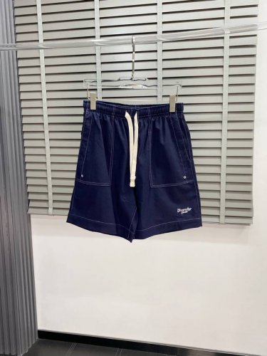p250。Givenchy纪梵希独家专供新款春夏休闲短裤高端版本！专柜定制面料 透气舒适度高，细节无可挑剔，品牌元素设计理念，体现高品质。手感细腻柔软！呈现休闲