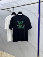 LV*路易*登 2025Fw春夏新品圆领打底外穿T恤，立体感Logo常规半袖纯棉打底T恤，柔软而有韧性。工艺处理，韧性和抗皱性能得到大幅度提高。剪裁到位，胸前L