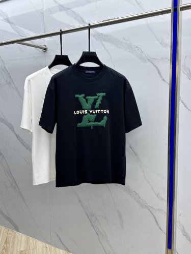 LV*路易*登 2025Fw春夏新品圆领打底外穿T恤，立体感Logo常规半袖纯棉打底T恤，柔软而有韧性。工艺处理，韧性和抗皱性能得到大幅度提高。剪裁到位，胸前L