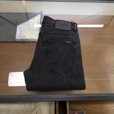 新品牛仔 Versac... 2025Ss最新款男士牛仔长裤，精纺定做高端品质，100%弹力丹宁牛仔棉质牛仔长裤，定织100%纯棉品质面料，裤身肌理感带来弹力毫