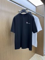 Louis Vuitton 路易威登 2025新款花卉短袖T恤圆领男女同款 本款 T 恤以简约设计融合路易威登经典元素，彰显品牌精髓。前胸饰有精致的 3D Mo