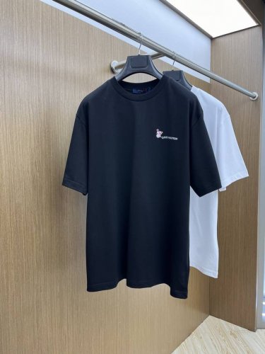 Louis Vuitton 路易威登 2025新款花卉短袖T恤圆领男女同款 本款 T 恤以简约设计融合路易威登经典元素，彰显品牌精髓。前胸饰有精致的 3D Mo