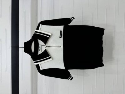 P200上新原单高端品Miumi* 2025春夏最新系列！拼色翻领针织短袖！定制进口羊毛针织材质 质感高级 经典字母徽标装饰胸前 轻松彰显品牌调性 胸前沿用开襟