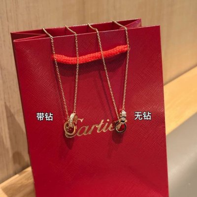 卡地亚双环项链 带钻 无钻 两款可选 带钻的巨闪在太阳下 灯光下 钻亮得晃眼 戴上气质一下子就不一样了 无钻的款式简约又大气 设计感没得说店卡地亚经典的双环形状