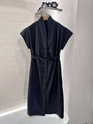 dio*2025新品上架 腰带衬衫连衣裙 定制Yb斜纹全棉材质 质感舒适 垂顺有型 隐藏式纽扣开襟阔袖衬衫连衣裙 收型舒适 腰间穿孔本布腰带调节 包容满分 轻松