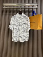lv 2025Ss春夏新款简素纹理夏日短袖衬衫，采用纹理丰富的 Damoflage 提花面料塑造休闲剪裁，以开领设计彰显摩登格调。可轻松融入 2025 春夏秀场