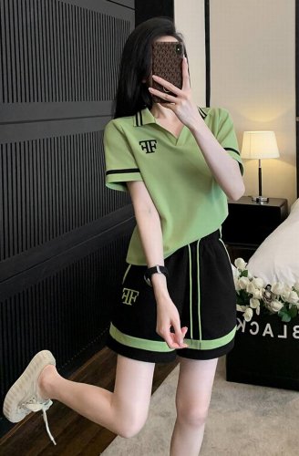 码数：S-M-L-Xl-Xxl 颜色：绿色~黑色 面料：棉 描述： 舒适的polo领设计，好穿不挑人 T恤前面是简约的手工刺绣字母，超有设计感 下身是柔软的撞色