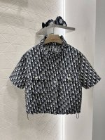 dio*2025新品上架 提花短袖外套半裙套装 定制Yb进口提花材质 质感高级 立体有型 立领抽绳襟扣外套 尽显时髦格调穿搭 成衣最新标志字母提花满印 背后深色