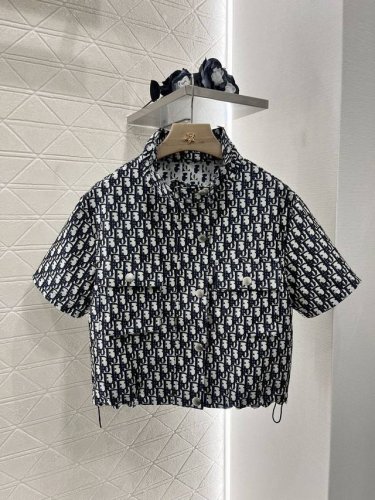dio*2025新品上架 提花短袖外套半裙套装 定制Yb进口提花材质 质感高级 立体有型 立领抽绳襟扣外套 尽显时髦格调穿搭 成衣最新标志字母提花满印 背后深色