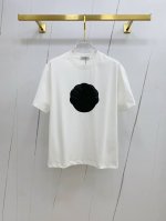 Ss蒙口纯棉最新面料经典标识图案Logo时尚简约潮流短袖，最顶级的品质专柜原单短袖，顶级制作工艺进口面料，专柜款独特设计，采用进口高端订制面料。官网在售！面料版