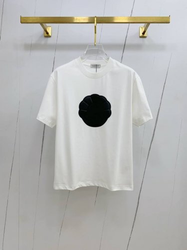 Ss蒙口纯棉最新面料经典标识图案Logo时尚简约潮流短袖，最顶级的品质专柜原单短袖，顶级制作工艺进口面料，专柜款独特设计，采用进口高端订制面料。官网在售！面料版